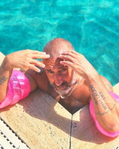 Yunus Günçe Instagram - 2023-2024 erkek yaz modası: Maskülen, çocuksu ama kendinden emin.
📸 @isikselin 
#fashion #fashionblogger #menfashion #beachwear #style #menstyle #yaz #plaj #beach #summer