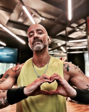 Yunus Günçe Instagram - Daha çok spor yapacağım.
Daha çok kitap okuyup, daha çok müzik dinleyeceğim.
Daha da sağlıklı besleneceğim.
Daha iyi uyuyup, daha güzel uyanacağım.
Güzel şeyler düşüneceğim.
Beni gülümseten şeyler.
Daha çok güleceğim mesela.
Sevdiğim kadınla daha çok gezeceğim.
Daha çok dertleşip, daha sık eğleneceğim onunla.
Dertleşemediğim insanla, eğlenemem de ben.
Oyunlar oynayacağız, oyunlar izleyeceğiz, turnelere çıkacağız, yenilerini yazacağız daha.
Annemi daha çok arayacağım, daha sık göreceğim. 
Daha çok şey yapacağım, yapacağız.
İnattan değil; umuttan.
Eyvallah🫶
@isikselin @karikocaisleri