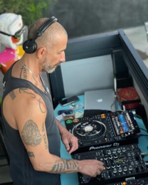 Yunus Günçe Instagram - Bir “Happy Hour” hikayesi…🥂🕺🎶
@sarnicbeach .
@isikselin @cenk.svs @gamze_lim.official @lim__production 
#bodrum