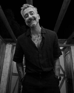 Yunus Günçe Instagram - Man in black.
@isikselin @karikocaisleri @butikunlu_yunusgunce @leobodrumbitez 
#Bodrum #LeodaİşlerDeğişti