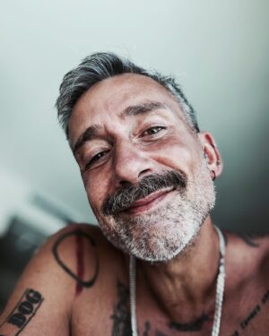 Yunus Günçe Instagram - Her şeye rağmen, inadına günaydın🥳.
Eyvallah.
@isikselin @karikocaisleri @butikunlu_yunusgunce 
#günaydın