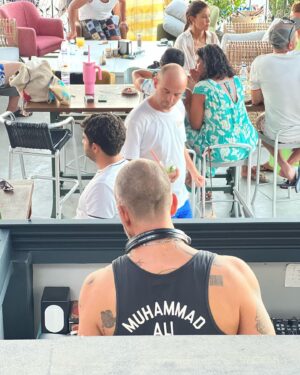Yunus Günçe Instagram - Bir “Happy Hour” hikayesi…🥂🕺🎶
@sarnicbeach .
@isikselin @cenk.svs @gamze_lim.official @lim__production 
#bodrum