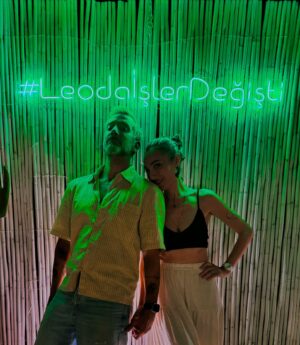 Yunus Günçe Instagram - Çünkü öyle oldu. LEO'DA İŞLER DEĞİŞTİ
🥂🎶🎤🎭🕺
#LeodaİşlerDeğişti
@isikselin @leobodrumbitez