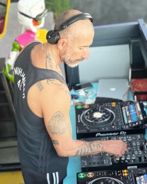 Yunus Günçe Instagram - Bir “Happy Hour” hikayesi…🥂🕺🎶
@sarnicbeach .
@isikselin @cenk.svs @gamze_lim.official @lim__production 
#bodrum