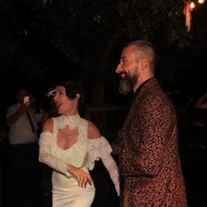 Yunus Günçe Instagram - Seni değişik seviyorum ben. 
Nasıl diye sorma!
Değişik işte.
Belki daha önce hiç sevmedim.
Belki seninle her şeye baştan başladım. 
Bilmiyorum.
Bildiklerimi unuttum.
Unutturdun.
Ben seni değişik seviyorum 
Nasıl diye sorma!
Değişik diyorum .
Bilsem öyle der miyim?
Ben seni değişik seviyorum. 
Başka bir şey sorma bana.
Bilmediğim yerlerden sorma!
Meşgulüm biraz.
Seninle.
Seninle yeni şeyler öğrenmekle meşgulüm.
@isikselin ❤️ 
#anniversary