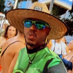 Yuri Marçal Instagram - po sem condições 

quem faz minhas fantasia tudo é @nkenge.br