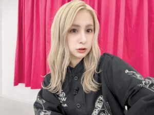 Yuri Yoshida Instagram - blonde long💁‍♀️
⁡
金髪にする前くらい長くなったね〜
果たして金髪じゃない吉田を認識してくださってた人がどれだけいるのか、、、、
⁡
#ブリーチ #ハイトーンロング #bleachcolor #ホワイトベージュ #ブリーチカラー