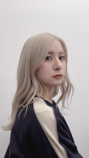 Yuri Yoshida Instagram - ぐっばいろんぐ💇‍♀️✂️
記念に動画撮ったやつ、
シャンプーのCMみたいにスローにしてみた笑

#ブリーチカラー #ロングヘア #ブリーチ #ホワイトベージュ
