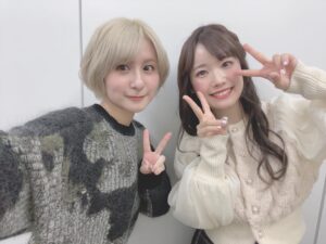 Yuri Yoshida Instagram - き、緊張してたけど、楽しかった〜😭💕！
⁡
直田せんせいのイベントに
ゲストでお邪魔させていただきました…！
⁡
すごく暖かなお客さんばっかりで
のびのびのびおしゃべりさせていただきました！
るーむめいとの皆様、
本当にありがとうございました😫🫶嫌われてないといいなぁ〜
⁡
直田せんせい面白くて可愛い人だなぁ〜
素敵なイベントにお邪魔できて幸せでした！
⁡
密偵の皆様もありがとう😎
皆さんの笑顔ですごく落ち着きましたよ…！
⁡
⁡いつか#がばチャン にもほんと来てほしい〜〜
⁡
ご飯の約束をしましたゆえ、、、(ビジネス行きましょうじゃないといいなぁ〜)
⁡
#直田姫奈 さん #直田せんせい #ひなまるーむ
#吉田有里