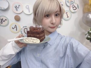 Yuri Yoshida Instagram - H B D じぶん！

昨日は楽しい夜をありがとうございました🌙
プレゼントやお花、本当に心温まりました、ありがとう…(;o;)
うきうきへらへら大騒ぎしてギャンブラー🎲🃏🐊になる、とても楽しい時間でした！笑
当日にみなさんからおめでとうを言ってもらえるのは、本当に幸せな事です
遅くまでお付き合いくださって、ありがとうござました…！

こんな私だけど、それでもなんとか声優として生きているのは、本当に皆さんのおかげです。
心から感謝しています。

どうかこんな私ですが、これからもよろしくお願いします！

#吉田有里 #hbd