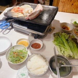 Yuri Yoshida Instagram - ぼっちなのでサムギョプサルも一人で食える