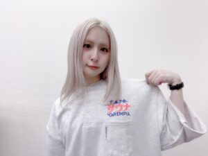 Yuri Yoshida Instagram - オールナイトサウナ！ver.2
まさかの２着大人買い✌️
⁡
紺とこっち、みんなはどっち派？？
⁡
ロゴ違いのとかお揃い買いましたって方が
いらっしゃってうれしい！！！
フロもサウナも最高だ〜〜〜
⁡

loungewear: @freaksstore_official @tokio_sauvenir 
⁡
#よしだふく #fashion #ootd
#サウナ #サ活 #サ女子 #サ活女子 #sauna
#freaksstore #sauvenir #fruitsoftheloom #kannaigisetup

⁡