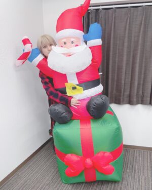 Yuri Yoshida Instagram - Merry Christmas🎄🎅🎁
ふかふかのサンタ🎈

グッと冷えるし、皆さん体に気をつけて…❄️
#merrychristmas #クリスマス