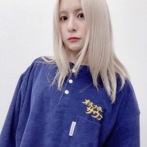 Yuri Yoshida Instagram - オールナイトサウナ！ver.1
⁡
館内着をモチーフにしたルームウェアなんですが
吉田はこれで出歩くぞ🚶‍♀️！笑
着心地が良くてお気に入りなんですよ〜〜〜
⁡
ワッフル素材だから夏仕様だけど
部屋でヒートテック下にきてルームソックス履けばまだいける(意地でも着る人)
⁡
loungewear: @freaksstore_official @tokio_sauvenir 
⁡
#よしだふく #fashion #ootd
#サウナ #サ活 #サ女子 #サ活女子 #sauna
#freaksstore #sauvenir #fruitsoftheloom #kannaigisetup