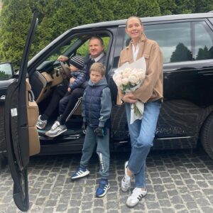 Yurii Horbunov Instagram - Завтра знову в дорогу! Не втомлюємось працювати і давати концерти,завдяки яким,збираємо для наших Захисників!!

В наші складні,драматичні часи,,дні,коли вся родина разом-справжня цінність!
Насолоджуйтесь кожною хвилиною!!запамʼятовуйте кожну мить!!

З Міжнародним Днем сімʼї!!!

Бережіть себе!