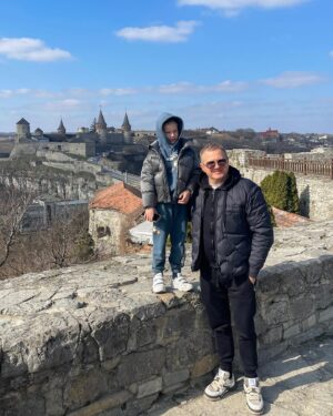 Yurii Horbunov Instagram - Час летить швидко, коли ми щасливі.

Поверталися з Чернівців з Іваном!
Іван напросився зі мною у відрядження! Вирішили заїхати в Кам’янець-Подільський. Лазили по мурах, досліджували бастіони, уявляли, як тут вирувало життя сотні років тому. А потім прогулялися центром міста. 

Зрозумів, який в мене вже дорослий син, підняли навіть декілька важливих чоловічих тем! :) Особливо про поведінку!😇
Питаю: ще поїдеш?
Відповідає: тепер без мене — нікуди!😇
 
Цінний момент!!