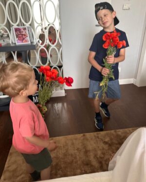 Yurii Horbunov Instagram - Все на світі готовий віддати за те,щоб ви були щасливими,мої солодкі!

Божевільний дід зробив вас дітьми війни! Ви знаєте що таке повітряна тривога,укриття,і евакуація!!
Але точно знаю-ви будете жити в красивій,квітучій і багатій Україні!!

З Днем захисту дітей!!