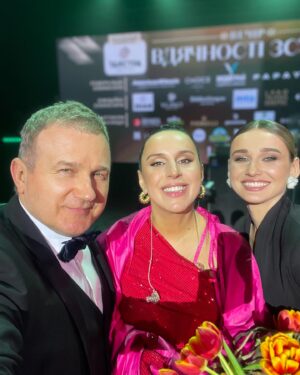 Yurii Horbunov Instagram - 3ібрали 3 млн. 355 000 тисяч гривень на Сили Оборони України!!

У Національному театр імені Ольги Кобилянської в Чернівцях провели благодійний вечір!!Вдалося зібрати значну суму для 82 ОДШбр. 

Сцена, що пам’ятає легендарних українських акторів знову ожила, та на цей раз для єднання народу та підтримки українських Захисників. 
 
Ця подія стала чудовим прикладом того, як мистецтво,не лише зберігає наш культурний код, але й стає інструментом реальної матеріальної допомоги тим, хто боронить землю і  свободу України!!

 Дякуємо неймовірній @jamalajaaa  за фантастичний концерт!!

Дякуємо всім, хто долучився до цього заходу! 
 
Разом до перемоги! ✊