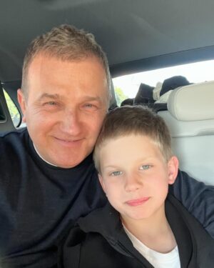 Yurii Horbunov Instagram - Все на світі готовий віддати за те,щоб ви були щасливими,мої солодкі!

Божевільний дід зробив вас дітьми війни! Ви знаєте що таке повітряна тривога,укриття,і евакуація!!
Але точно знаю-ви будете жити в красивій,квітучій і багатій Україні!!

З Днем захисту дітей!!