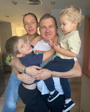 Yurii Horbunov Instagram - Все на світі готовий віддати за те,щоб ви були щасливими,мої солодкі!

Божевільний дід зробив вас дітьми війни! Ви знаєте що таке повітряна тривога,укриття,і евакуація!!
Але точно знаю-ви будете жити в красивій,квітучій і багатій Україні!!

З Днем захисту дітей!!