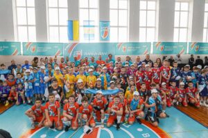 Yurii Horbunov Instagram - Вчора провели важливий захід за ініціативи президента України. 

У Бучанській гімназії №9 пройшло відкриття територіального етапу  спортивних змагань ‚Пліч-о-пліч! Всеукраїнські шкільні ліги’!!
Це крутий проект, який об’єднує школярів з усієї України.

Я був модератором на цьому заході, і це було дуже емоційно! Радий підтримати юних спортсменів! Змагалися 11 команд з футзалу, а на прямому зв’язку були учасники з Києва, Дніпра, Одеси та Львова.І в кожному регіоні-свій вид спорту!

Головна мета такого заходу — це об’єднаня молоді школярів навколо спорту, виховання лідерських якостей. 

Але 

Найголовніше — дати дітям можливість отримати задоволення від спорту!Виховати в собі лідерські якості і зіичайно в деякій мірі отримати психологічне розвантаження,яке зараз так необхідне дітям!!
Зараз, як ніколи, їм потрібна підтримка та позитивні емоції.
Дякую Голові Київської облдержадміністрації Руслану Кравченко @ruslan_kravchenko.ua  за долучення до такого важливого і корисного проєкту!!