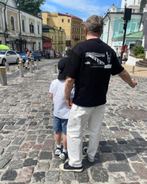 Yurii Horbunov Instagram - Як тебе не любити,Києве мій!!
Моя столиця! З Днем народження!!
Місто,в яке я приїхав вчитися в Театральний інститут,і яке одразу стало рідним,своїм!
Тут народилися мої діти, моя родина,в якій жартують-Юра,ти в нас єдиний «понаїхали»!!
Люблю тебе,моя Столиця!!
Перемоги  нам!!!