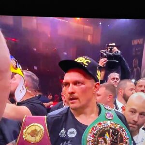 Yurii Horbunov Instagram - Абсолютний чемпіон світу!!
Олександр Усик!!!
Неймовірно!! Це сталося!!
Гордість! Радість! Волосся дибки!!
Слава тобі,наш козаче!!

Слава Україні!!