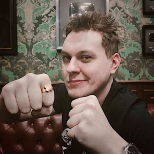 Yuriy Khovanskiy Instagram - Мне подогнали стилёвую ретро-печатку, а тебе я подгоню бодрую двоечку в челюсть