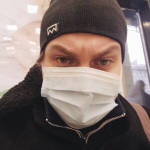 Yuriy Khovanskiy Instagram - Единственный плюс ношения маски - вообще никто не узнаёт. Продолжу так ходить и после пандемии.