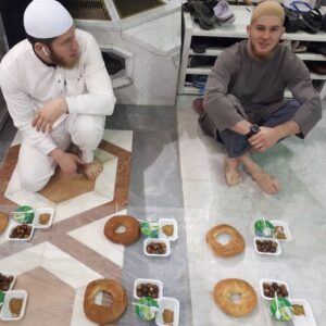 Yusuf Raisov Instagram - 2018 год , первые дни Рамадана. #МЕДИНА  Пророк (ﷺ) сказал: «Довольствуйся малым - и не будешь нуждаться; избавься от зависти - и будешь, спокоен; отдаляйся от запретного - и твоя вера станет искренней. 
Пусть АЛЛАХЬ по своей милости даст нам ИМАН соответствовать этому наставлению от Любимца АЛЛАХЬА, Пророка МУХЬАММАДА (ﷺ) . #АМИН