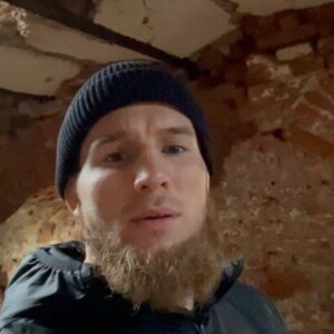 Yusuf Raisov Instagram - Мне посчастливилось по милости АЛЛАХ1А посетить Шлиссельбургскую крепость и исполнить свою мечту,побывав в камере легендарного воина и раба Всевышнего , моего земляка Шейха Мансура (перев. шейх Победоносный) .
 
От камеры #11,в которой был заточен Ушурма,ничего практически не осталось и пробраться к ней можно лишь через развалины и небольшие заросли.
Экскурсовод,который указал на камеру Шейха настоятельно посоветовал не стараться увидеть камеру снутри так как это небезопасно, но добавил что невзирая на опасность обвала крыши каждый Чеченец который приходит на остров Орешек обязательно посещает последнее пристанище Исламского военачальника. 
Я же преследовал уже многие годы лишь одну цель. Посетив клетку свободолюбивого Горца , постараться ощутить хотя бы 0.000…1% той нечеловеческой тоски по Родине, которая находилась в тысячах километров от Шейха Мансура.
За 6 лет народа-освободительного движения Шейх Мансур на века вписал своё имя платиновыми буквами в список великих воинов Ислама.

Из слов экскурсовода,специализирующегося по истории Шлисербургсской крепости:
«после пленения в суде Шейх Мансур ничуть не раскаивался в своём восстании против Империи. Даже в столь жестоком заточении на острове Орешек в камере особо опасного преступника , Он бился с надзирателями отказываясь исполнять тюремные законы.»
 
Несломленный и непокорившийся Ушурма сын Ша1абаза , Чеченец по нации и истинный раб АЛЛАХ1А ушёл из жизни в 1794 в возрасте 33 лет .
АЛЛАХ1 г1азот къобал дойл Шейх Мансур.