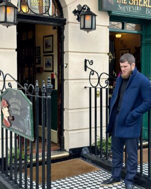 Yusuf Raisov Instagram - #Bakerstreet221b 🕵🏻
Заехали к Шерлоку взять пару советов.
Наступает этап дедуктивного подхода к своему делу.