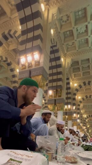 Yusuf Raisov Instagram - Medina, Ramadan 2022 IFTAR.
Ничего не может быть прекрасней этого момента!
 Уважение , братская любовь и равенство которое царит в этой мечети во время разговения в месяц Рамадан можно встретит лишь в одном месте и это место Мекка!

«Воистину, верующие — братья». (Сура «Комнаты», аят 10)
