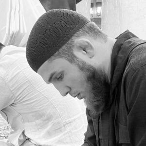 Yusuf Raisov Instagram - Однажды сидя в самолете мимо меня проходил мальчик с мамой , этот юный воин был подключен к компьютеру который несла его Мама. В толпе Он оказался около меня и я взял его руку поздоровавшись с Ним, Он крепко сжал ее обрадовавшись моему действию.

К моему стыду я наверное не совсем добрый человек, но когда я встречаю больных детей , Они остаются навсегда в моей памяти и каждый раз вспоминая этот момент я начинаю грустить.

Вся ХВАЛА АЛЛАХ1У за все что происходит в нашей жизни!
Если в нашем доме все здоровы , нам нету места грусти.
Это огромный подарок от МИЛОСТИВОГО и МИЛОСЕРДНОГО.

Я напоминаю себе в первую очередь, а потом и Вам. Воздавайте хвалу АЛЛАХ1У , будьте терпеливыми во время трудностей и ВЕЛИКИЙ СОЗДАТЕЛЬ несомненно вознаградит нас за выдержку!
Ведь обещание ВСЕВЫШНЕГО - это истина ☪️