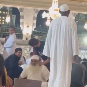 Yusuf Raisov Instagram - Мекка, мечеть Аль-Харам. #ramadan2022

Запечатлен очень приятный момент. 
Между намазом Таравих ,где верующие по долгу стоят в коллективной молитве за имамом (2-3 часа) наш брат мусульманин подходит из всей толпы ко мне и говорит что бы сделал ему массаж . Я конечно постарался чтобы мой дорогой верующий Брат был доволен.))