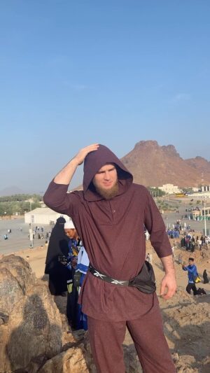 Yusuf Raisov Instagram - Гора лучников, Медина 📍
Место где произошла историческая битва при Ухуде.
Кто знает подробности?