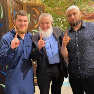 Yusuf Raisov Instagram - Кого только не встретишь в священной Мекке. Побывавший здесь несомненно является преуспевшим ,АЛЛАХ1 знает лучше.
Узнали легенда по середине?
Кому интересно загуглите «Юсуф Эстес» .