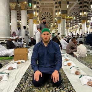 Yusuf Raisov Instagram - Лучезарная Медина , месяц Рамадан #2022 что может быть прекраснее этого времяпровождения.
Вокруг миллионы людей разных национальностей на которых АЛЛАХ1 ниспослал свою Милость и собрал на этой прекрасной земле, сердце переполняется радостью думаю что и тебе СОЗДАТЕЛЬ позволил посетить СВОЙ дом.
ИншаАЛЛАХ1 каждый Рамадан , пока не покинем этот бренный мир будем посещать это святое место.