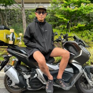 Yûsuke Iseya Instagram - ちょっと寒い時にこんなのがあれば、助かります。
暑い時も、小さくなって携帯出来るので、助かります。

しかも、ストレッチも効いている、透湿撥水のジャケットです。

助かるなぁ〜、"SECOND BREATH"
@roark_japan 

#roark 
#roarkrevival
#bystreet_or_bytrail 
#ロアーク 
#ロアークリバイバル