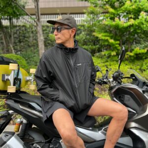 Yûsuke Iseya Instagram - ちょっと寒い時にこんなのがあれば、助かります。
暑い時も、小さくなって携帯出来るので、助かります。

しかも、ストレッチも効いている、透湿撥水のジャケットです。

助かるなぁ〜、"SECOND BREATH"
@roark_japan 

#roark 
#roarkrevival
#bystreet_or_bytrail 
#ロアーク 
#ロアークリバイバル