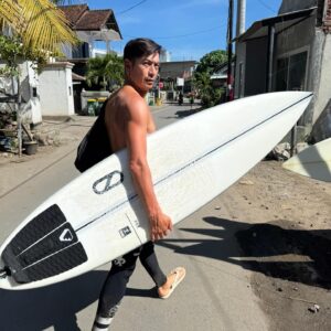 Yûsuke Iseya Instagram - 楽しかったなぁ〜！
今回使った板は @firewiresurfboards のFRK ibolic ラウンドテール6.0 でした！
毎日サーフィンして、飲んで、食いすぎて、気絶笑
ある日は@surftriton のテイさんが皆んなおそろのシャツ買ってくれたり、ホテルで結構デカめな蟹見つけたりして、動物達と触れ合って、波はさほど大きくはなかったけど、癒される旅だった。ただ、波の見極めがイマイチな僕はギリギリの波にやられて、肩やら首やら腰やら、色々と削られましたけどね！
体が動くうちはトレーニング兼ねてますから、続けますです。

#firewiresurfboard 
#firewiresurfboards 
#nextlevelwetsuits 
#warriorswetsuits 
#lombok 
#lombokisland 
#shirts