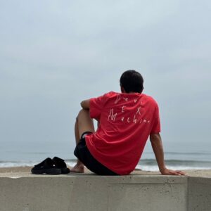 Yûsuke Iseya Instagram - 晴天に恵まれ、腹胸サイズで綺麗に割れる波に乗せられて、サーフィン2ラウンド合計5時間入った日。
　夜ご飯にはカツオ定食を食べました。旬なものは美味しい！そしてサイン頼まれて書いたら、お店の人がご馳走してくれた❣️
嬉しいなぁ〜女将さん、本当ありがとう〜
今度はお支払いさせていただく為にも、またくる約束をして来たよ^ - ^
　今回の何よりのトピックは、松崎さん、頑張って大浴場を作ったのでした！
　YouTubeでお互いに好きなサーファーのライディングを観ながら、いつかはと心を躍らせて入るお風呂は凄い快適〜♪
　身体は疲れ切ったけど、なんだかホッコリとした幸せを感じる日なのでした🌞
　翌日は風ビュービューで波もグチャグチャだったから、さっさと帰りましたとさ！