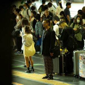Yûsuke Iseya Instagram - 一人一人が、生きるか死ぬかの瀬戸際で生きる「人生50年」時代から、今や100才に届こうとする人類種。それにも関わらず、データを詰め込まれるだけの教育を経て、解決能力を持たず、多くは貧しいままに働き続ける事を強制され、資本主義に組み敷かれたまま疑問を持たず、種の未来を作るどころか自ら破壊している地球上唯一の生物、人類。
　
　今の我々はそれでよいか？
　幸せには程遠い。

by Happy Sauce

イベント迄、後2日。
情報は以下です！

　DELUXE X YUSUKE ISEYA X AUN・TERRA
FIVE TREES POP-UP STORE

1990年代後半より親交のある
＜DELUXE＞ デザイナーのHUE、
＜Happy Sauce＞主宰 俳優の伊勢谷 友介、
＜AUN・TERRA＞ファッションスタイリストの葛西 信博、
3名によるアートプロジェクト。

今回、完成させたのは2型のアパレルウェア。
DELUXEを代表するスキッパーシャツ・イージーパンツ
をベースモデルにチョイスし、

〈Happy Sauce〉伊勢谷 友介が作成した
メッセージをレターグラフィックで昇華。
シャツの胸ポケット、パンツのヒップポケットへ
落とし込んだデザインが特徴のアイテムに仕上がりました。
また、本アイテムには同メッセージをプリントした
スペシャルバンダナが特典として付属される
BOX SETも30個限定で登場。

2024年7月12日（金）11:00〜22:00
目黒区五本木クラフトビール・バーFIVE TREESにて
開催されるポップアップストアにて先行発売。
同日17:00〜20:00はリリースパーティーを開催致します。

開催日時 : 2024年7月12日（金）11:00〜22:00
場所 : FIVE TREES (GOHONGI)

〒152-0001 東京都目黒区中央町2-35-13