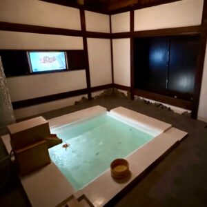 Yûsuke Iseya Instagram - 晴天に恵まれ、腹胸サイズで綺麗に割れる波に乗せられて、サーフィン2ラウンド合計5時間入った日。
　夜ご飯にはカツオ定食を食べました。旬なものは美味しい！そしてサイン頼まれて書いたら、お店の人がご馳走してくれた❣️
嬉しいなぁ〜女将さん、本当ありがとう〜
今度はお支払いさせていただく為にも、またくる約束をして来たよ^ - ^
　今回の何よりのトピックは、松崎さん、頑張って大浴場を作ったのでした！
　YouTubeでお互いに好きなサーファーのライディングを観ながら、いつかはと心を躍らせて入るお風呂は凄い快適〜♪
　身体は疲れ切ったけど、なんだかホッコリとした幸せを感じる日なのでした🌞
　翌日は風ビュービューで波もグチャグチャだったから、さっさと帰りましたとさ！
