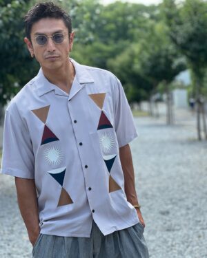 Yûsuke Iseya Instagram - Hot shirts in the Hot days in this summer!
GONZO "HEART STUDIO" S/S WOVEN-COMFORT FIT

　淡い紫色の、クラシカルで上品なベースカラーに、シンプルな幾何学模様が光沢のある刺繍で施され、全てが相まって、素晴らしいカラートーンと雰囲気を生み出しているではないですか！

　デザインとしてとても大好物です。

@roark_japan 
#roark 
#roarkrevival 
#bystreet_or_bytrail 
#ロアーク
#ロアークリバイバル 
#シャツコーデ 
#シャツコーデメンズ 
#シャツコーディネート