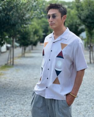 Yûsuke Iseya Instagram - Hot shirts in the Hot days in this summer!
GONZO "HEART STUDIO" S/S WOVEN-COMFORT FIT

　淡い紫色の、クラシカルで上品なベースカラーに、シンプルな幾何学模様が光沢のある刺繍で施され、全てが相まって、素晴らしいカラートーンと雰囲気を生み出しているではないですか！

　デザインとしてとても大好物です。

@roark_japan 
#roark 
#roarkrevival 
#bystreet_or_bytrail 
#ロアーク
#ロアークリバイバル 
#シャツコーデ 
#シャツコーデメンズ 
#シャツコーディネート