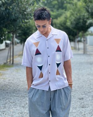 Yûsuke Iseya Instagram - Hot shirts in the Hot days in this summer!
GONZO "HEART STUDIO" S/S WOVEN-COMFORT FIT

　淡い紫色の、クラシカルで上品なベースカラーに、シンプルな幾何学模様が光沢のある刺繍で施され、全てが相まって、素晴らしいカラートーンと雰囲気を生み出しているではないですか！

　デザインとしてとても大好物です。

@roark_japan 
#roark 
#roarkrevival 
#bystreet_or_bytrail 
#ロアーク
#ロアークリバイバル 
#シャツコーデ 
#シャツコーデメンズ 
#シャツコーディネート