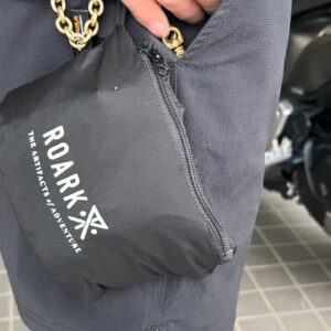 Yûsuke Iseya Instagram - ちょっと寒い時にこんなのがあれば、助かります。
暑い時も、小さくなって携帯出来るので、助かります。

しかも、ストレッチも効いている、透湿撥水のジャケットです。

助かるなぁ〜、"SECOND BREATH"
@roark_japan 

#roark 
#roarkrevival
#bystreet_or_bytrail 
#ロアーク 
#ロアークリバイバル