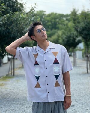 Yûsuke Iseya Instagram - Hot shirts in the Hot days in this summer!
GONZO "HEART STUDIO" S/S WOVEN-COMFORT FIT

　淡い紫色の、クラシカルで上品なベースカラーに、シンプルな幾何学模様が光沢のある刺繍で施され、全てが相まって、素晴らしいカラートーンと雰囲気を生み出しているではないですか！

　デザインとしてとても大好物です。

@roark_japan 
#roark 
#roarkrevival 
#bystreet_or_bytrail 
#ロアーク
#ロアークリバイバル 
#シャツコーデ 
#シャツコーデメンズ 
#シャツコーディネート