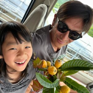 Yûsuke Iseya Instagram - 高知では3晩のステイで、雨予報がひっくり返って晴天続き。2日目のサーフィンは大岐の浜❗️インドネシアで出会った　@surfriderjp の中川さんと合流して、僕の四国のお友達を紹介したら、オーストラリアで既に会ってたと言う物凄い偶然。引き合わせが凄い〜❣️
　前日と比べると、打って変わって波も気持ちよく割れてくれて走れるし遊べる❣️もうパドル出来ないくらい波に乗って、合間にはサップもして、子供と戯れて、これ以上ない幸福感のなかで毎晩寝ました。
　そう言えば、宿泊したのはウェブでたまたま見つけた  @surfhouse.realista のお宿。これまた偶然にも僕のスノーボード仲間で、一緒にジャンプスーツを作った　@p01_playdesign 川井君と去年野沢スキー場で知り合ったと言うご夫婦のお宿。

　こんなにも全てが恵まれていると感じながら、旅が出来たのは、出会ってくれた高知のみんなや、僕を松山での講演に呼び続けてくれた松山市役所の中矢さんや、謙君夫婦のお陰だと思うと、ありがたくて泣けてくるんです。
　本当にありがとうございました😭